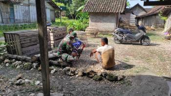Anggota Satgas TMMD Bojonegoro Berbagi Ilmu Merawat Ayam